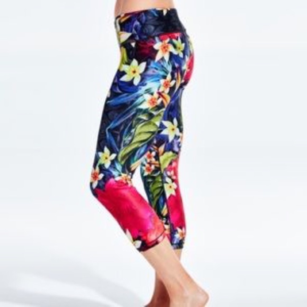 Calia by Carrie Underwood tight fit Capri